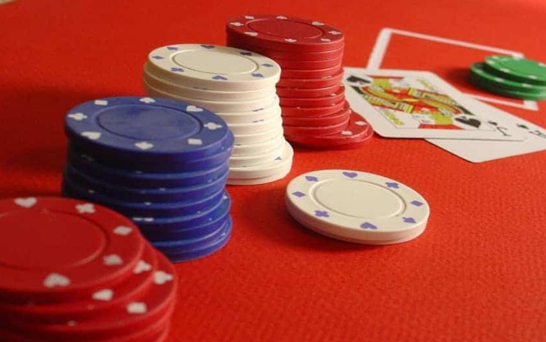 Choosing the Perfect Poker Chips for Your Home Game